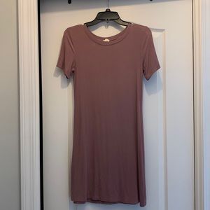 Really soft and comfy dress short sleeved dress. Garage brand. Size small.